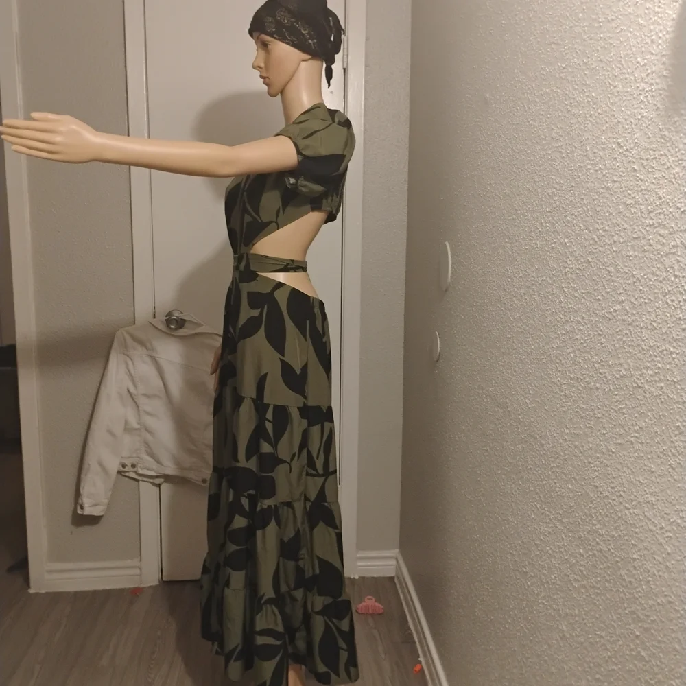 Elegant Green and Black Leaf Print Maxi Dress - Picture 3 of 3